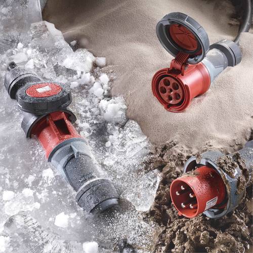 工厂控制柜内氧化失效的工业连接器特写
