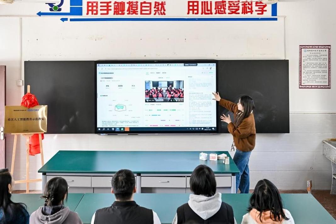 乡村教室远程同步课堂设备调试现场图