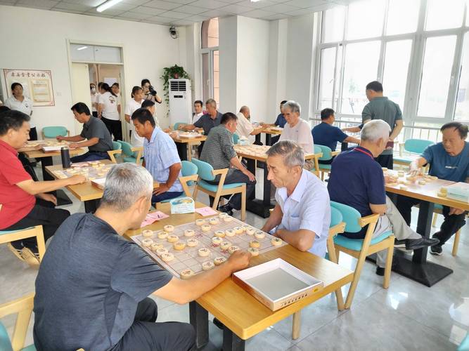退休老人客厅台式电脑下象棋界面