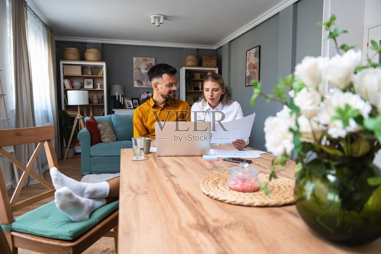 自由职业者在家用电脑对接客户的工作场景