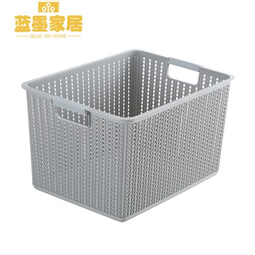 浅灰色阳台放藤编收纳筐和半开书的清爽居家角落