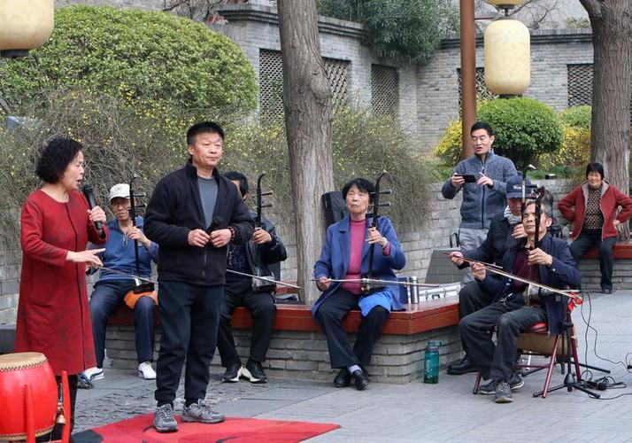 西安环城公园清晨秦腔票友演唱