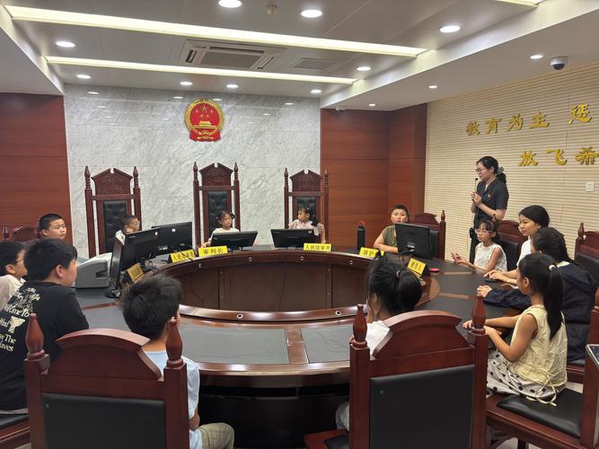 律师代表未成年人签署法律文件场景图