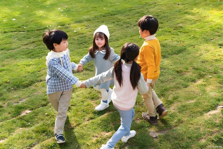 多孩家庭两个孩子开心合作玩耍