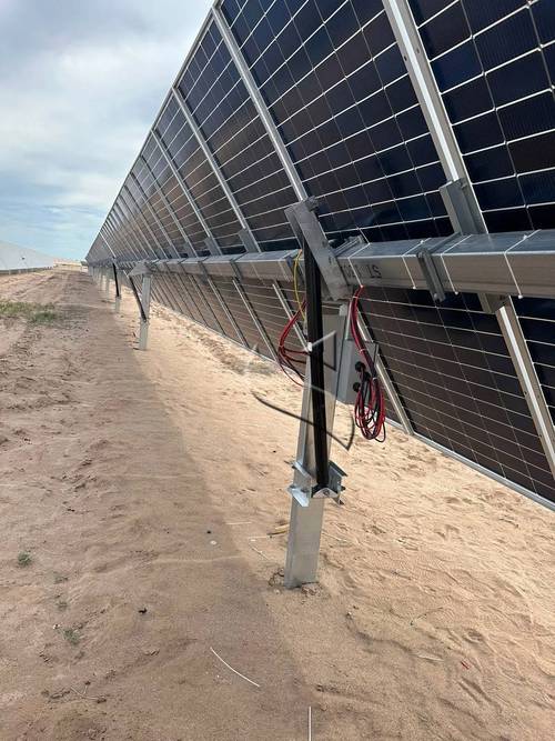 西北地区太阳能光伏电站平单轴跟踪支架安装现场