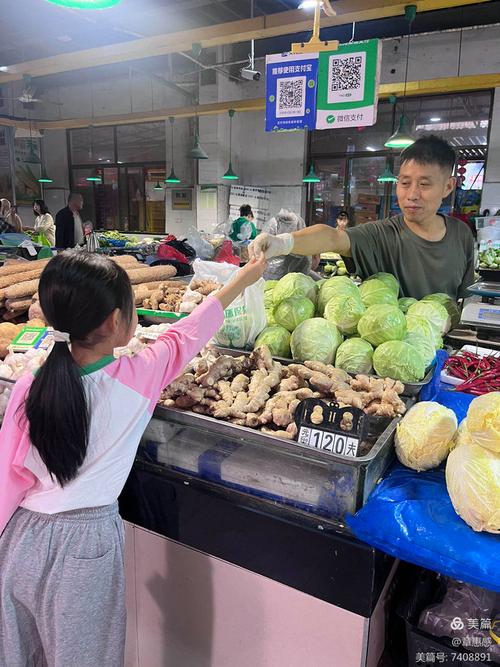青少年在菜市场挑选蔬菜