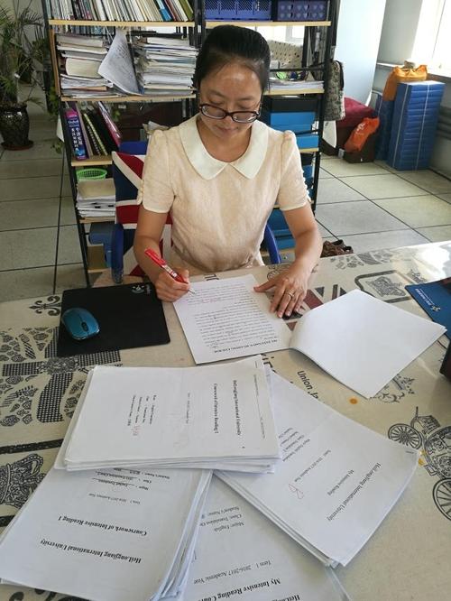 教师批改学生申请文件场景