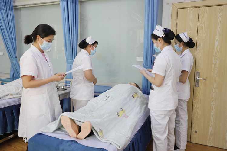 医院护士给患者做头孢皮试的现场实拍