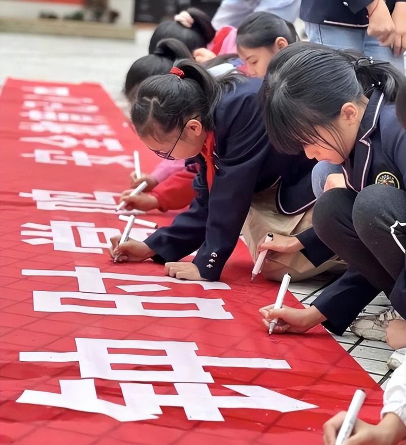 职工子弟学校死亡教育主题活动现场照