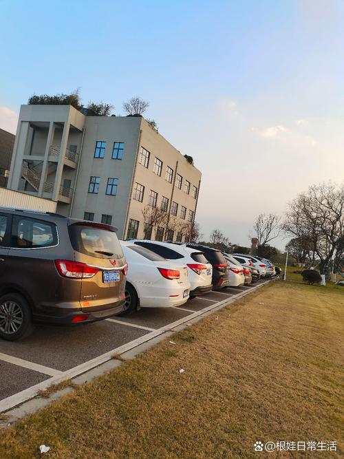 南京工业园工厂周末零售门店停车场景