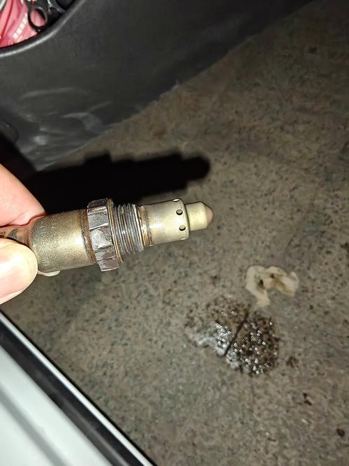 汽车前氧传感器实物拆解图
