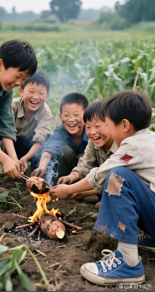 家族聚会一群小孩户外一起烤红薯场景