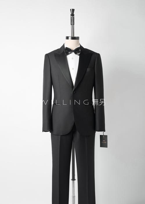 新郎灰色西装搭配香槟色领结婚礼现场图