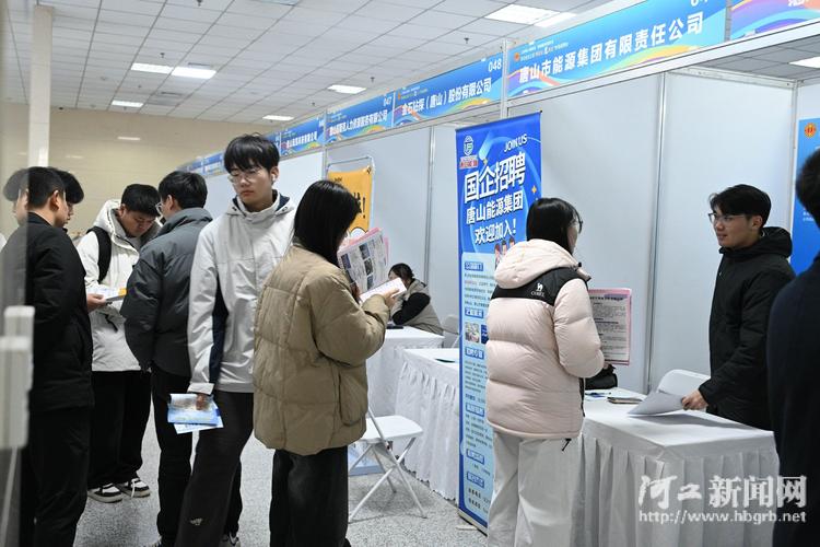 毕业生求职招聘会拥挤排队投简历