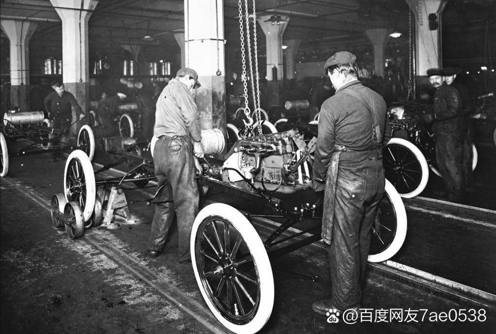 1930年代美国汽车修理工穿着连体工装服工作场景