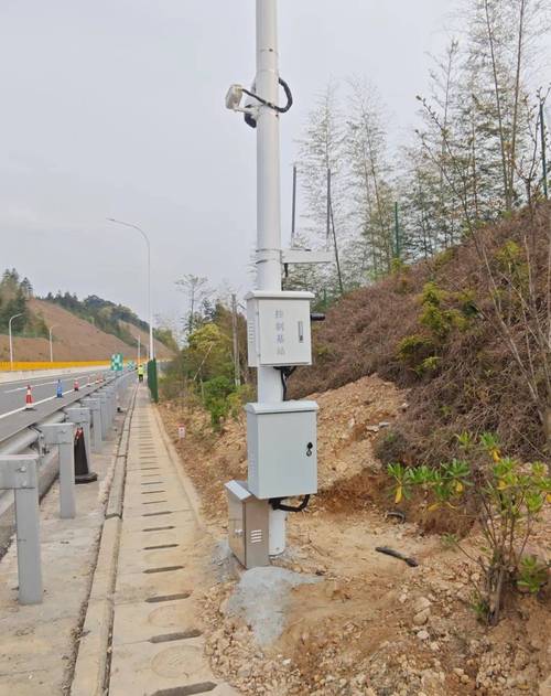 高速公路护栏旁的物联网环境监测传感器实拍