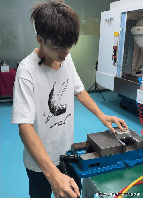 机加工车间工人更换数控车床夹具场景