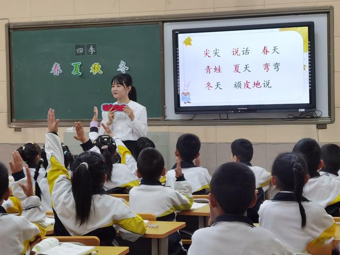 语文教师指导学生课前录制朗诵音频的场景