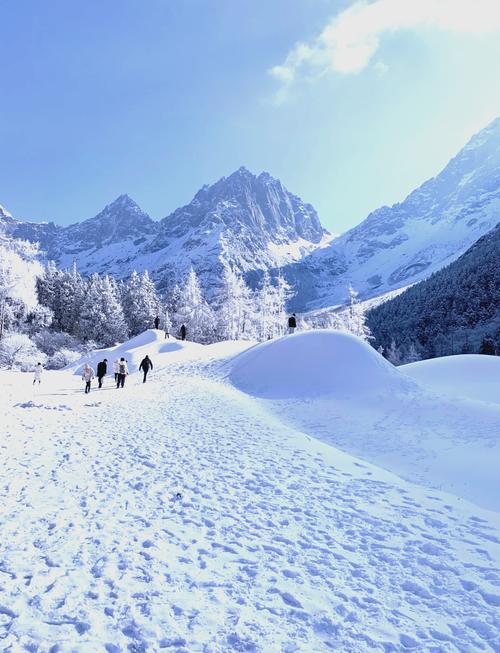 毕棚沟滑雪场遥望雪山全景