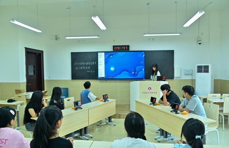 学校网络安全教育课堂互动场景