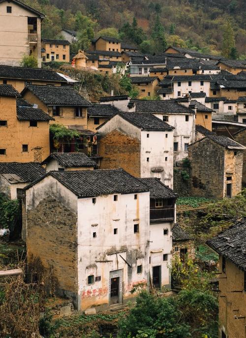 三、阳产土楼：悬崖上的泥土史诗