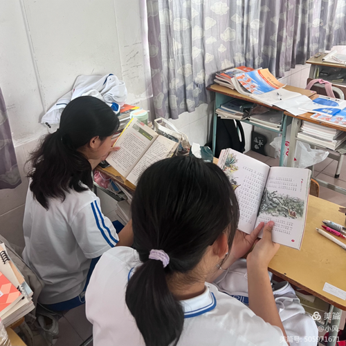 中学教室后排家长低头记笔记的真实场景
