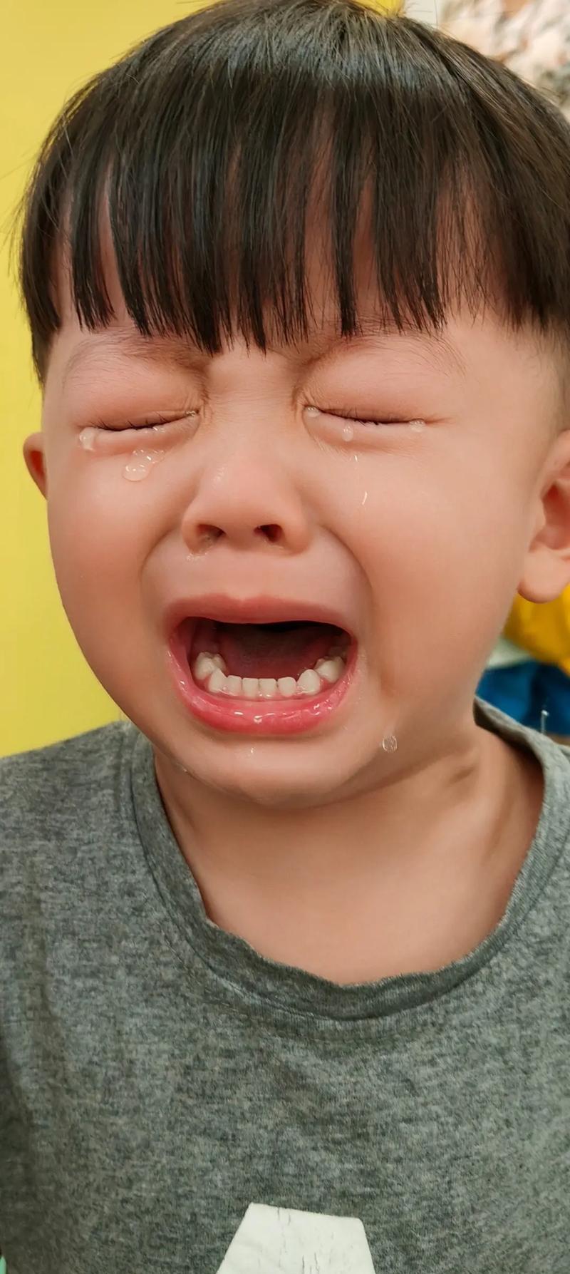 六岁男孩幼儿园入学哭泣表情特写