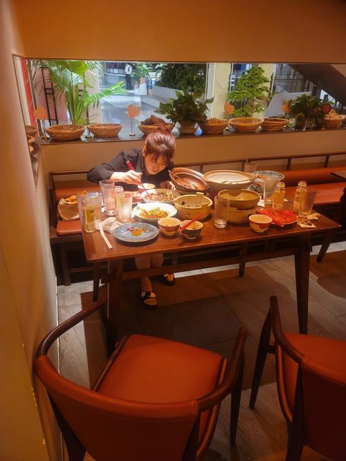 饭后靠在餐厅木质餐椅上慢歇的日常场景