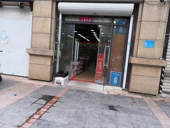 城市社区门口连锁折扣店门店外观