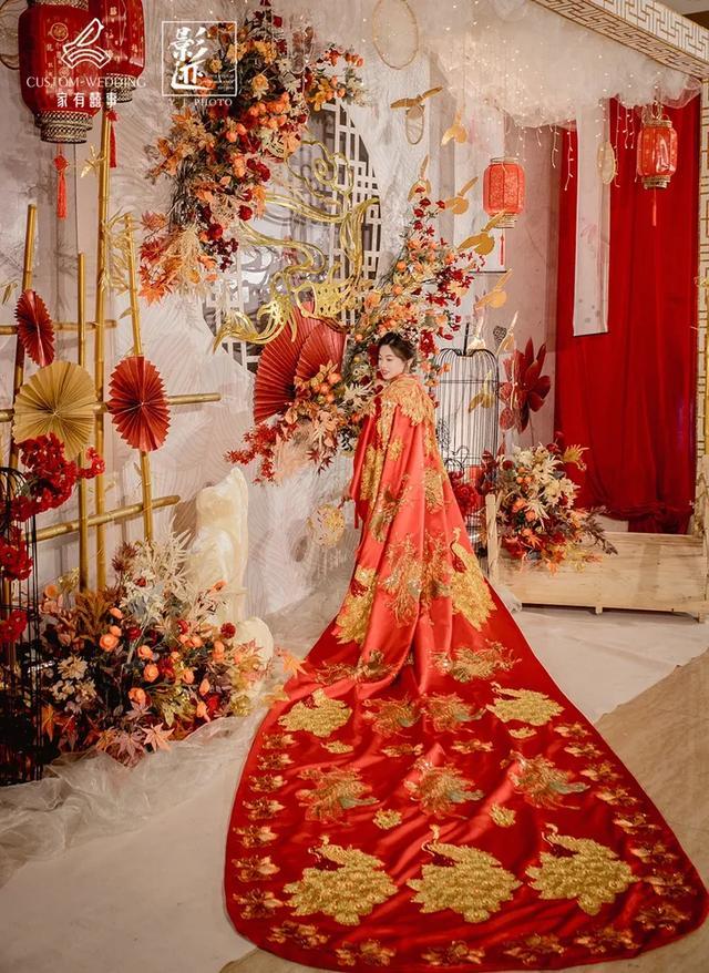 金色仿真花大红绸布中式婚礼翻车布置