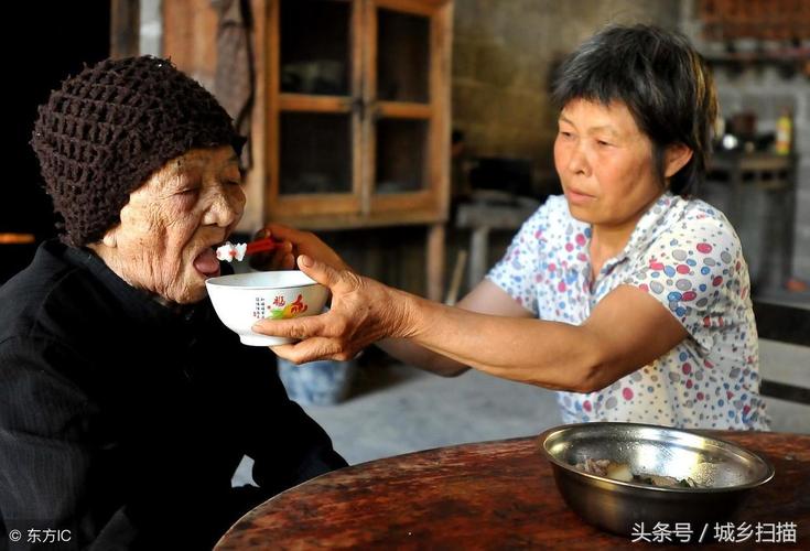 小区户外老人追着喂饭场景图