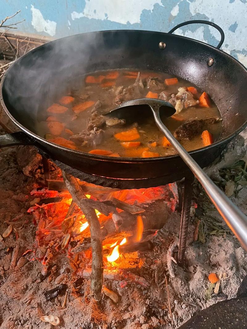 湖北南漳荆山乡村民宿柴火灶炖土鸡
