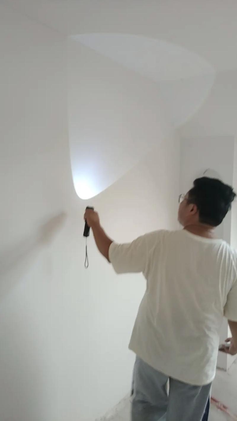 建材市场挑选抛釉砖用手电筒检测平整度实拍