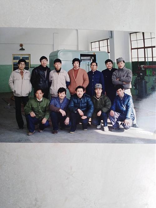 老工业厂区三代工人家庭合影