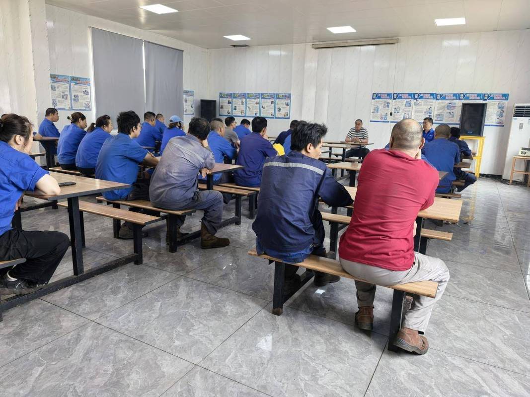 工厂安全会议上管理者与工人开放沟通场景