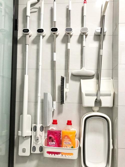 入户墙面挂放除尘工具整理效果图