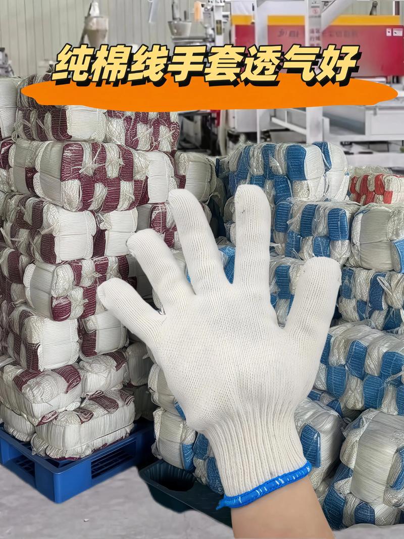 装修工人搬运瓷砖劳保手套实拍