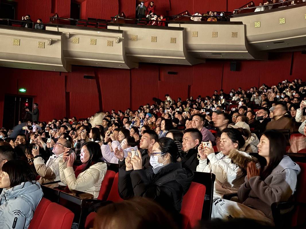 话剧演出首演场观众排队领取限定周边现场