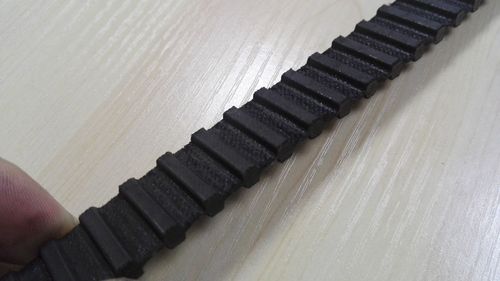 磨损严重的同步带与新带对比特写