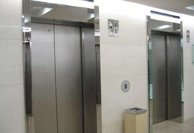 数控剪板机加工电梯不锈钢门套现场