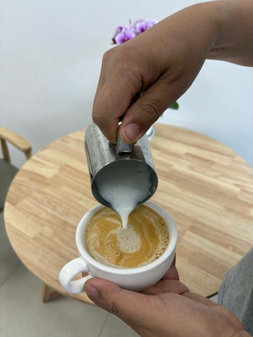 品尝咖啡时捏住鼻子的趣味实验