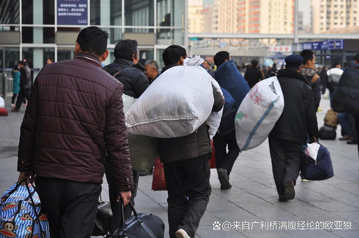 工厂车间里忙碌的打工父母背影