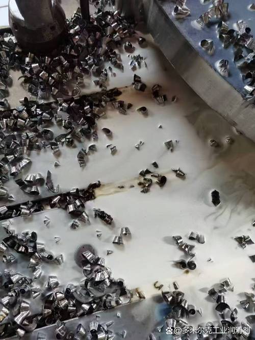 渗氮前零件键槽凹槽残留乳化液的微距照片