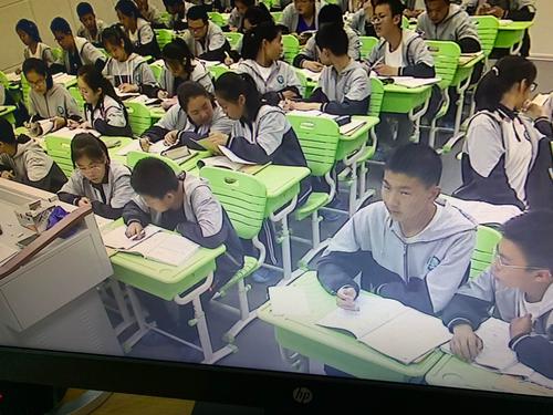 课堂上孩子们聚精会神听新老师讲课