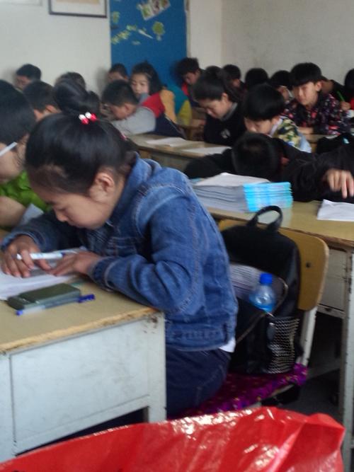 小学教室小孩抠衣角回答问题侧影