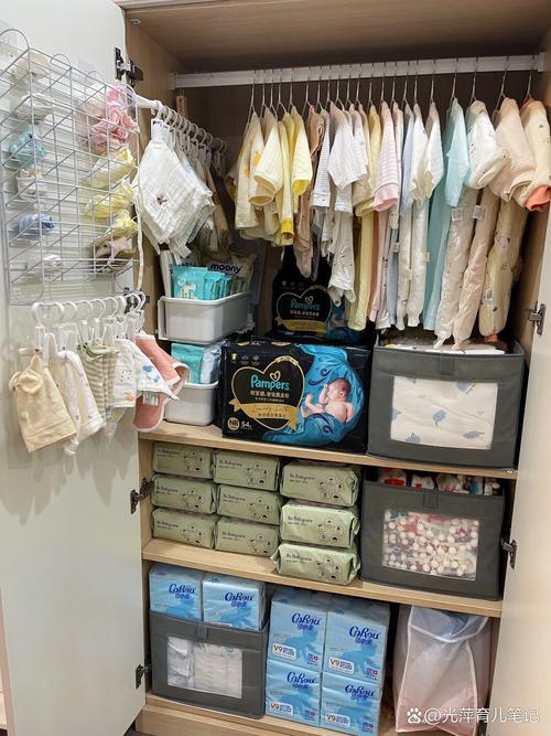 闲置的婴儿用品堆满角落