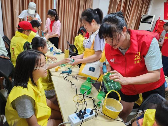 学生小组合作进行环保项目制作业展示