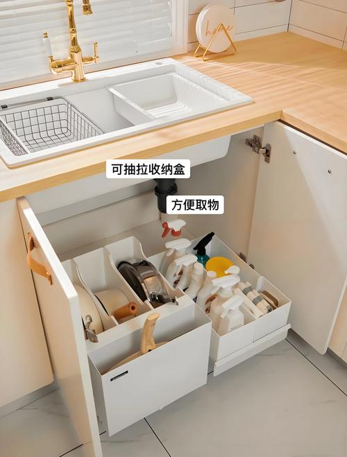 整理好的浅色厨房台面清洁工具收纳