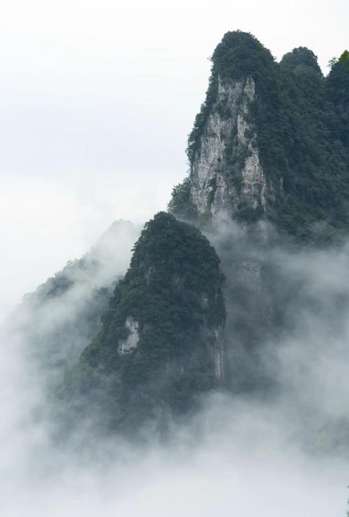 天门山云雾缭绕