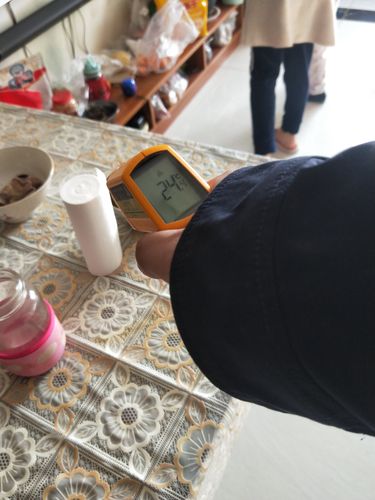 工作场所高温温度测量操作实拍图